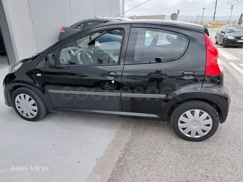Usado Peugeot 107 54 CV (39 kW) 2009 Negro Utilitario