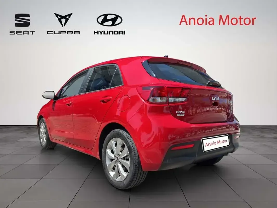 Usado Kia Rio 120 CV (88 kW) 2023 Rojo Utilitario