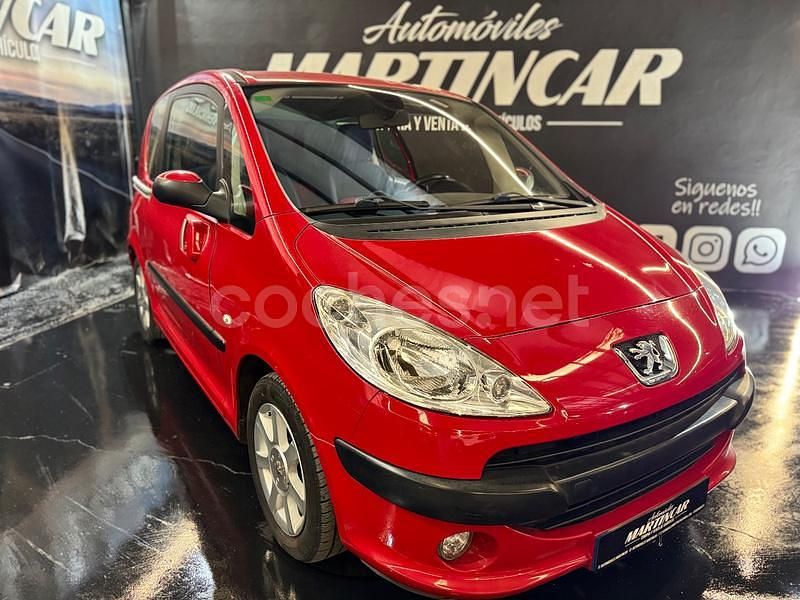 Usado Peugeot 1007 70 CV (51 kW) 2006 Rojo Monovolumen