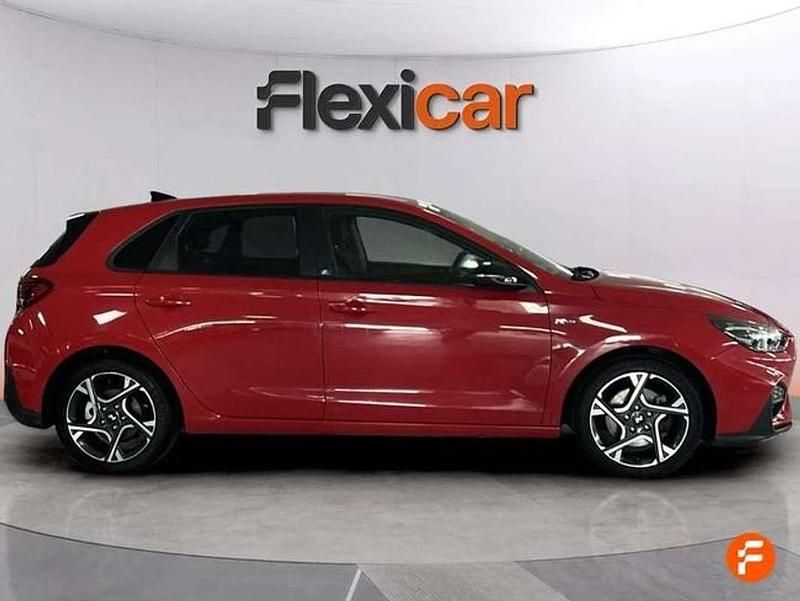 Usado Hyundai i30 N Line 120 CV (88 kW) 2023 Rojo Berlina