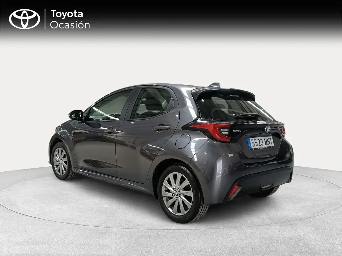 Usado Toyota Yaris Hybrid Active 116 CV (85 kW) 2024 Gris Berlina
