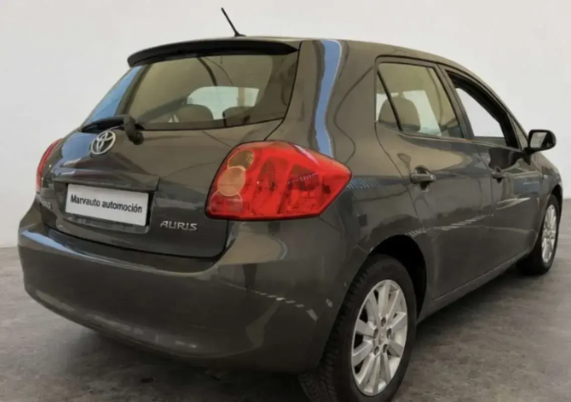 Usado Toyota Auris 90 CV (66 kW) 2008 Gris Utilitario