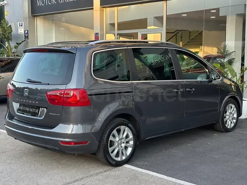 Usado Seat Alhambra Reference 150 CV (110 kW) 2013 Gris / plata Monovolumen