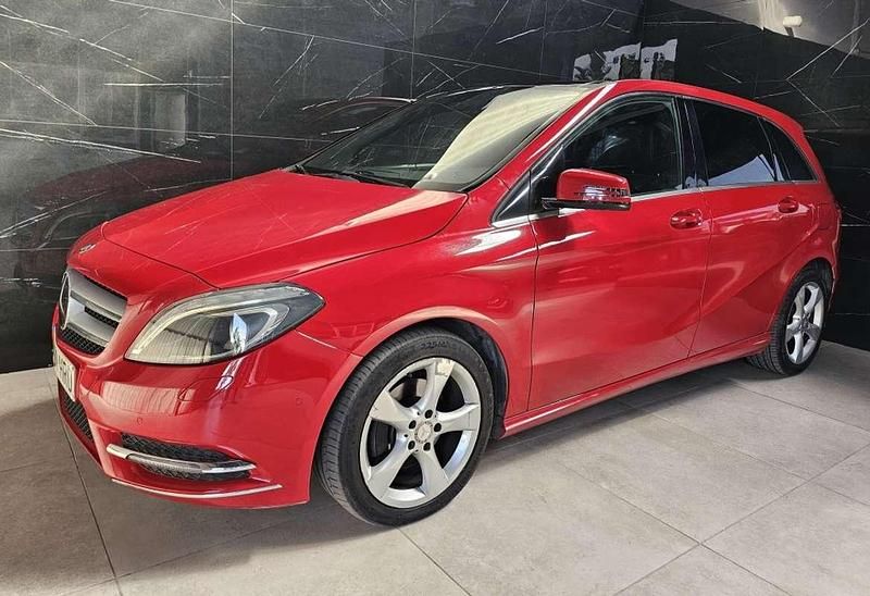Usado Mercedes B200 156 CV (114 kW) 2013 Rojo Monovolumen