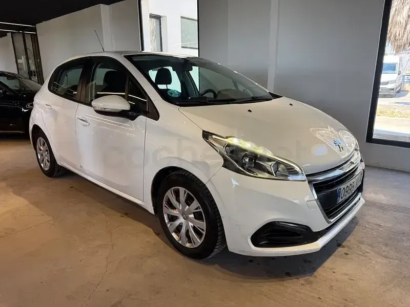 Usado Peugeot 208 GT-line 110 CV (80 kW) 2019 Blanco Utilitario