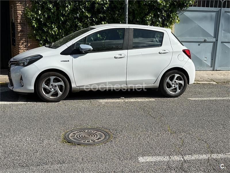 Usado Toyota Yaris Hybrid Active 100 CV (73 kW) 2015 Blanco Berlina