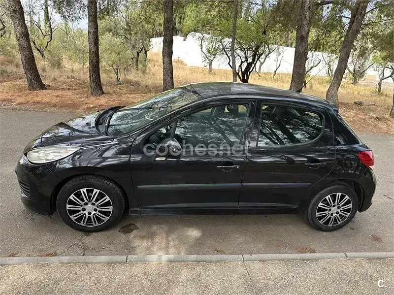 Usado Peugeot 207 70 CV (51 kW) 2011 Negro Berlina