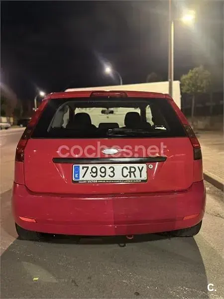Usado Ford Fiesta Trend 80 CV (58 kW) 2004 Rojo Utilitario