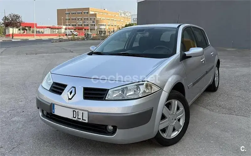 Usado Renault Mégane II Dynamique 105 CV (77 kW) 2006 Gris / plata Berlina