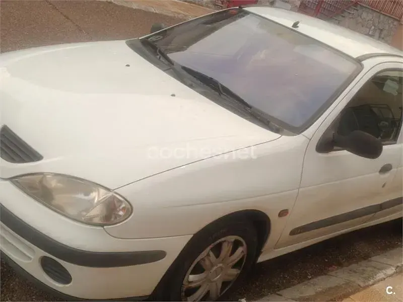 Usado Renault Mégane Authentique 95 CV (69 kW) 2000 Blanco Berlina