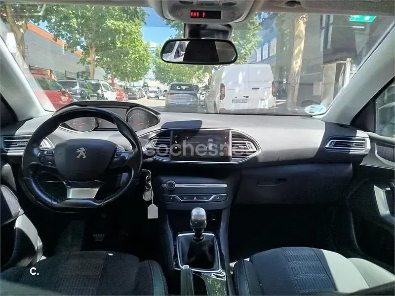 Usado Peugeot 308 Allure 120 CV (88 kW) 2018 Gris / plata Berlina