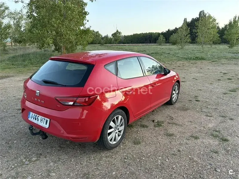 Begagnad Seat Leon Reference 105 HK (77 kW) 2013 Röd Sedan