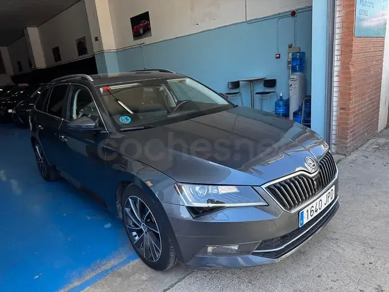 Usado Skoda Superb 150 CV (110 kW) 2016 Gris / plata Berlina