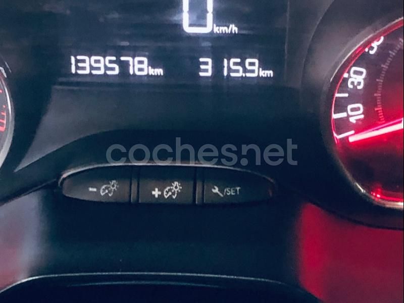 Usado Peugeot 208 Access 68 CV (50 kW) 2013 Gris / plata Utilitario