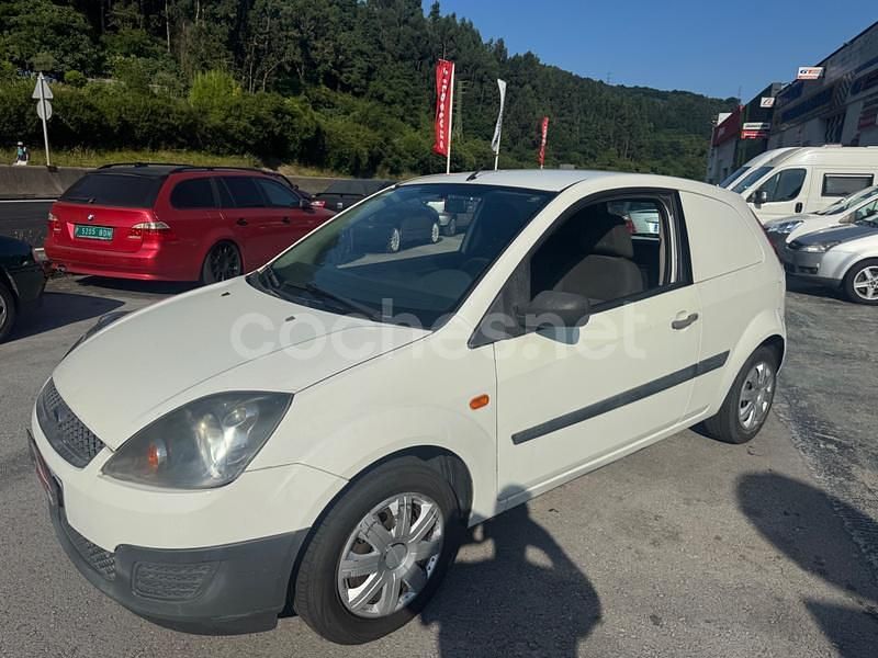 Usado Ford Fiesta Ambiente 68 CV (50 kW) 2007 Blanco Utilitario