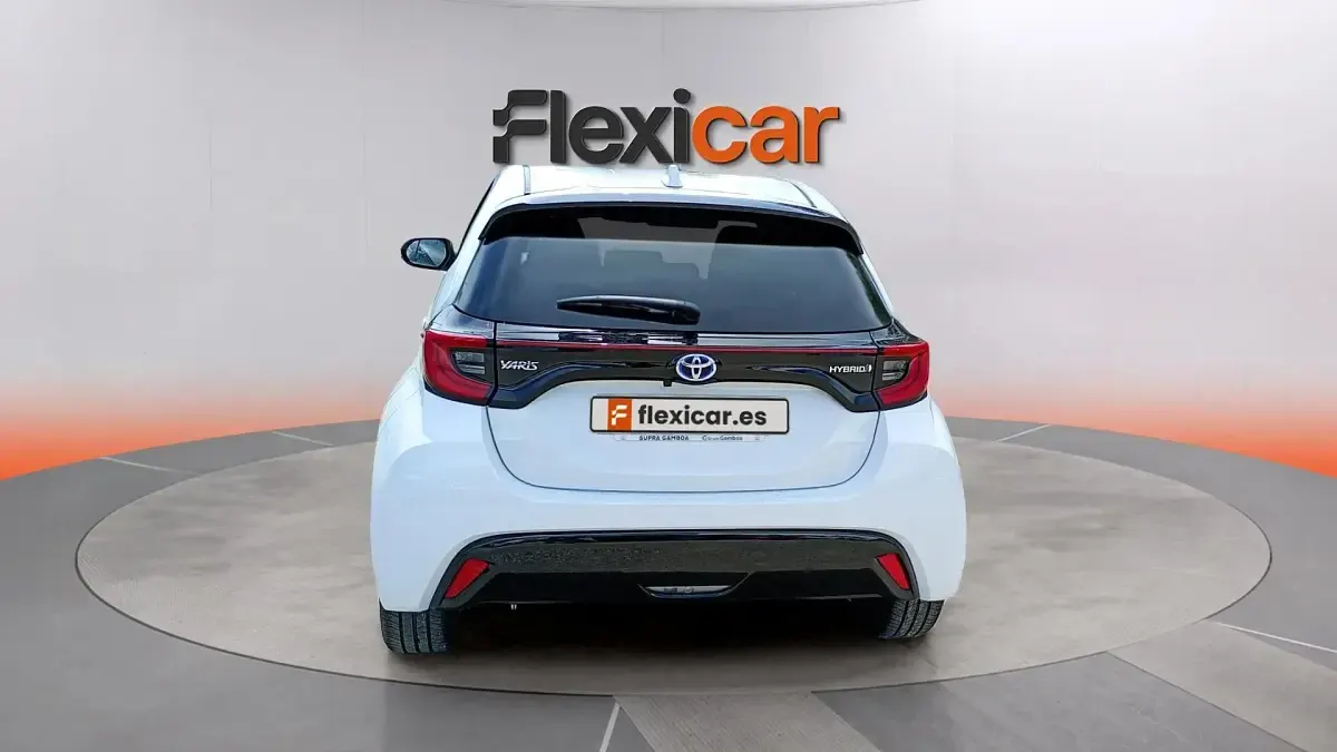 Usado Toyota Yaris Hybrid Style 116 CV (85 kW) 2021 Blanco Berlina