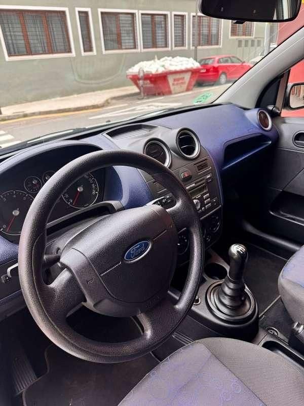 Usado Ford Fiesta Ambiente 69 CV (50 kW) 2006 Gris Utilitario