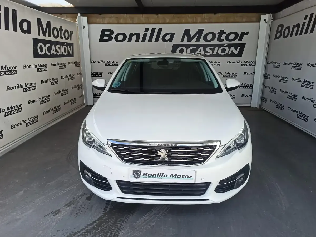 Usado Peugeot 308 Allure 130 CV (95 kW) 2020 Blanco Berlina