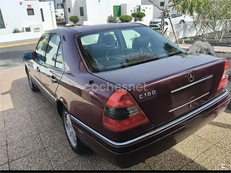 Usado Mercedes C180 Elegance 122 CV (89 kW) 1996 Granate Familiar