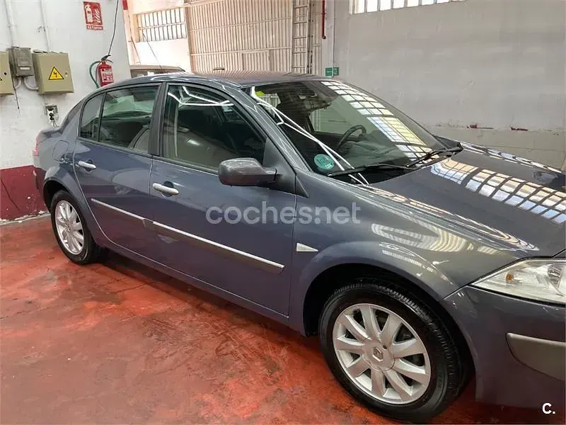 Usado Renault Mégane Dynamique 110 CV (80 kW) 2007 Gris / plata Berlina