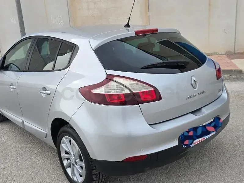 Usado Renault Mégane Bose Edition 110 CV (80 kW) 2015 Gris / plata Berlina