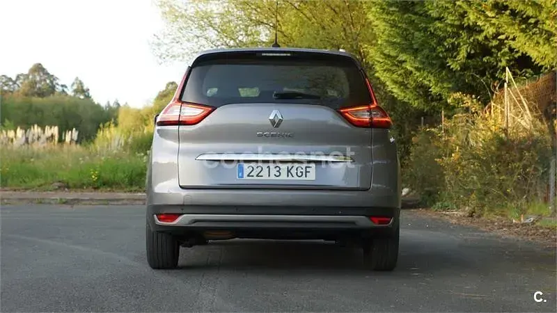 Usado Renault Grand Scénic IV Zen 130 CV (95 kW) 2017 Gris / plata Monovolumen