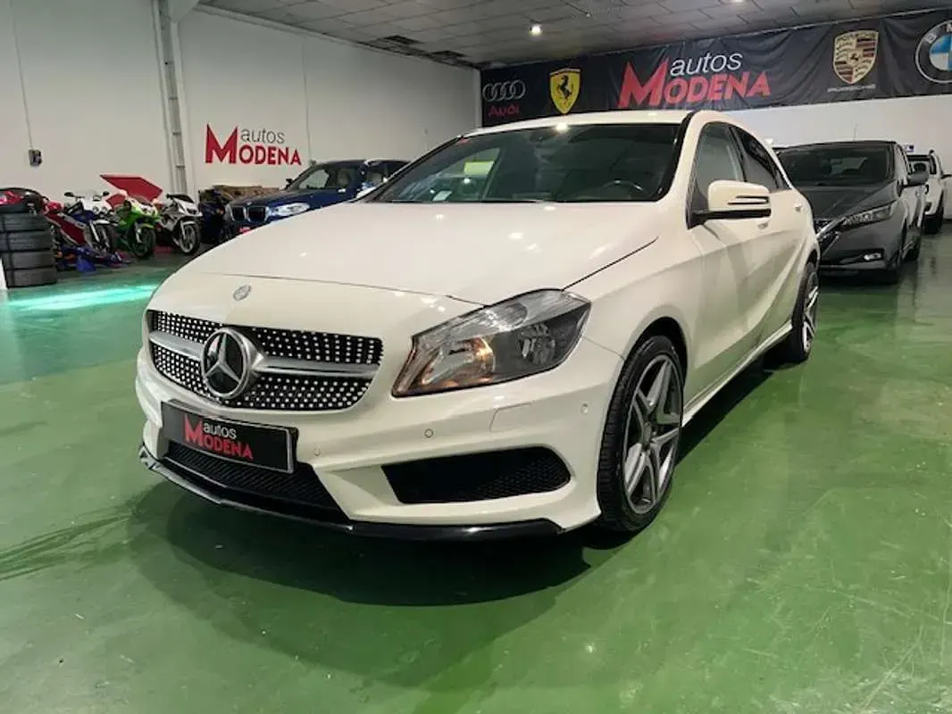 Usado Mercedes A180 AMG line 109 CV (80 kW) 2013 Blanco Utilitario