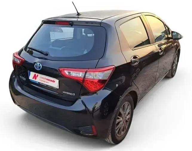 Usado Toyota Yaris Hybrid Active 100 CV (73 kW) 2019 Negro