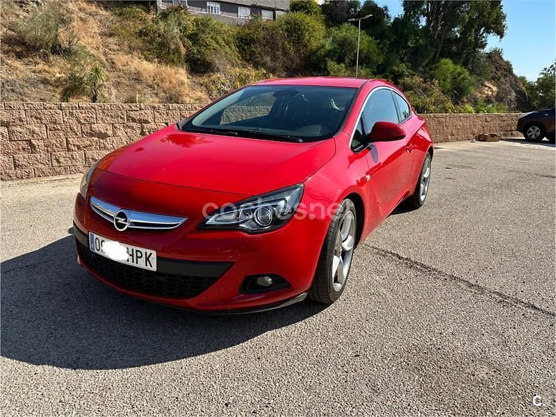 Rojo Usado 2013 Opel Astra GTC Sportive Berlina | 10.499 € - Imagen 1/4