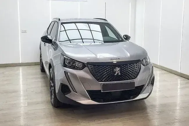 Usado Peugeot 2008 Allure 130 CV (95 kW) 2023 Gris / plata SUV