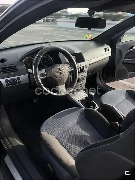 Usado Opel Astra GTC Sport 120 CV (88 kW) 2007 Negro Berlina