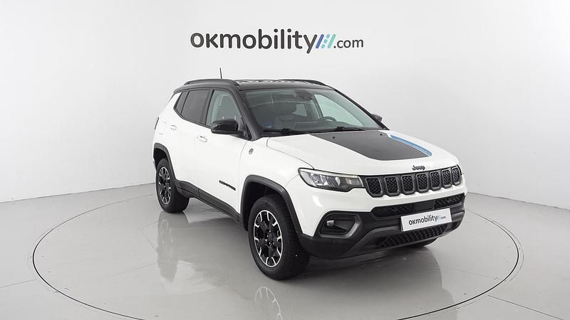Usado Jeep Compass Trailhawk 240 CV (176 kW) 2022 Blanco alpine + techo negro SUV