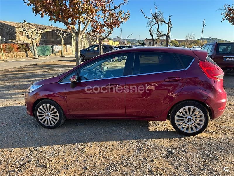 Usado Ford Fiesta Trend 90 CV (66 kW) 2010 Granate Berlina