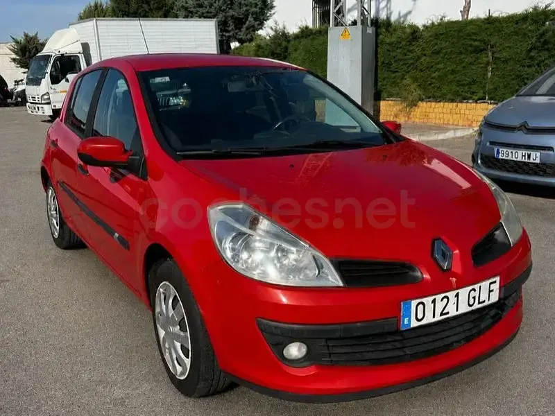 Usado Renault Clio II 85 CV (62 kW) 2009 Rojo Berlina