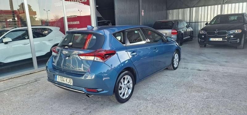 Usado Toyota Auris Active 116 CV (85 kW) 2018 Azul Utilitario