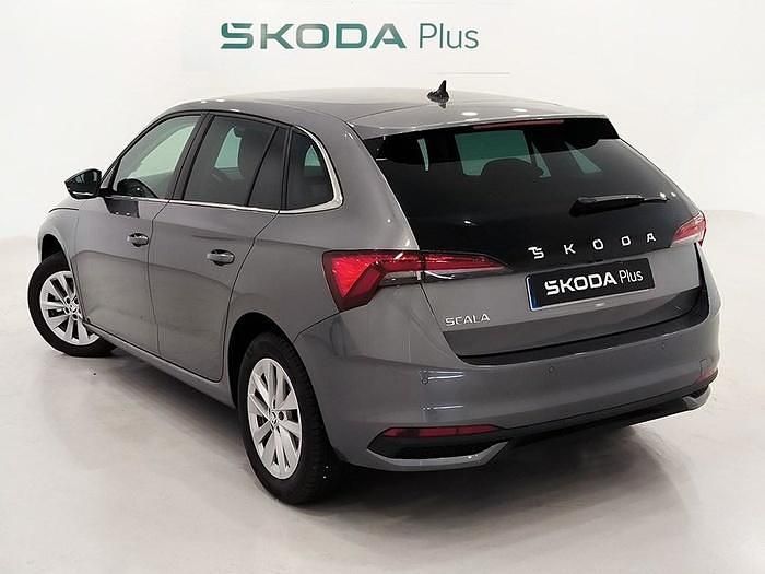 Gris Usado 2024 Skoda Scala Selection Utilitario | 20.480 € (Precio justo) - Imagen 1/4
