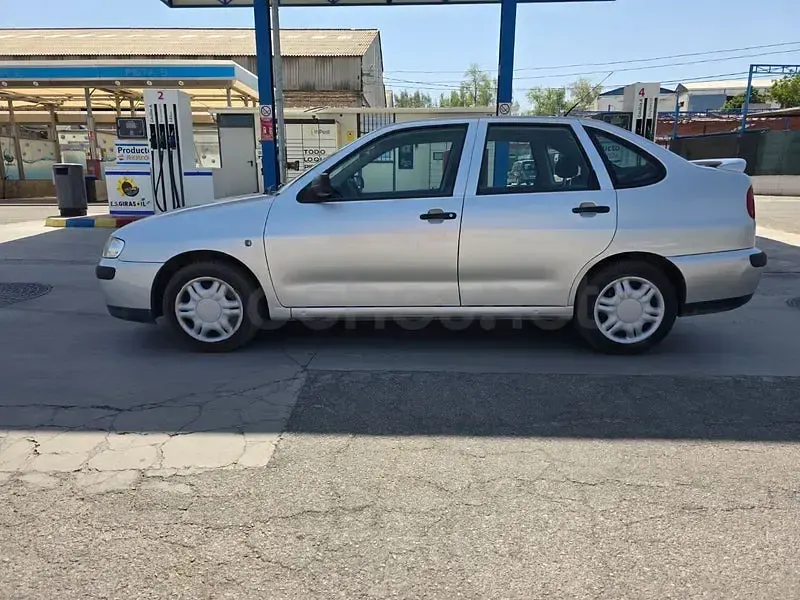 Usado Seat Cordoba Stella 90 CV (66 kW) 2001 Gris / plata Berlina