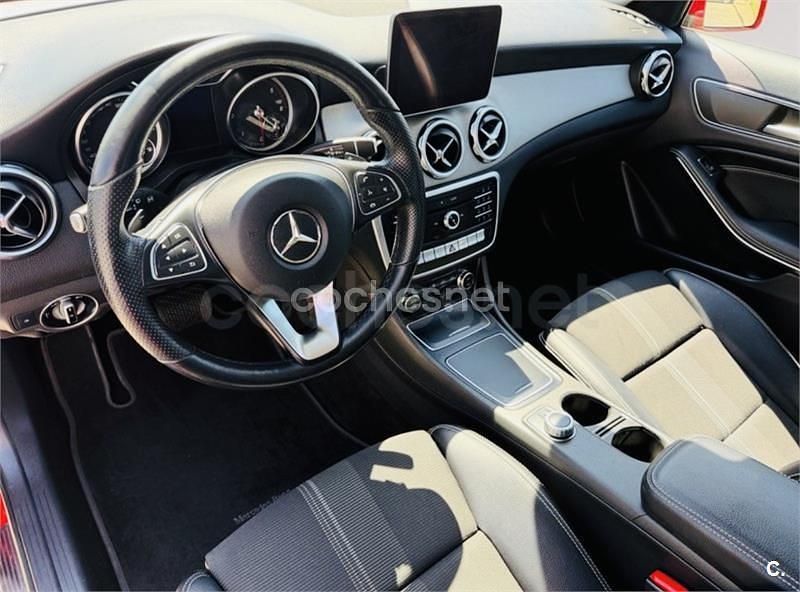 Usado Mercedes GLA180 122 CV (89 kW) 2018 Rojo SUV