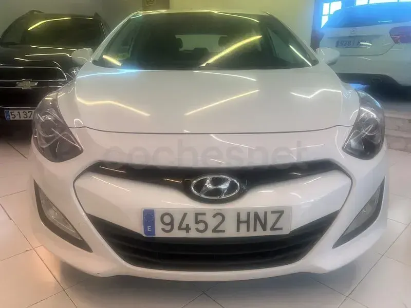 Usado Hyundai i30 110 CV (80 kW) 2013 Blanco Berlina