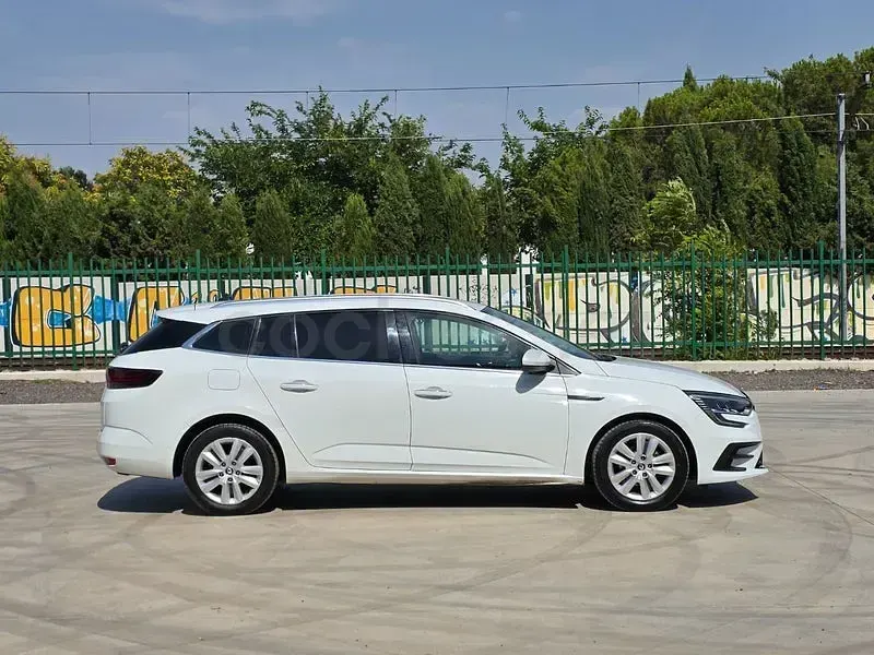 Usado Renault Mégane GrandTour Intens 115 CV (84 kW) 2022 Blanco Familiar