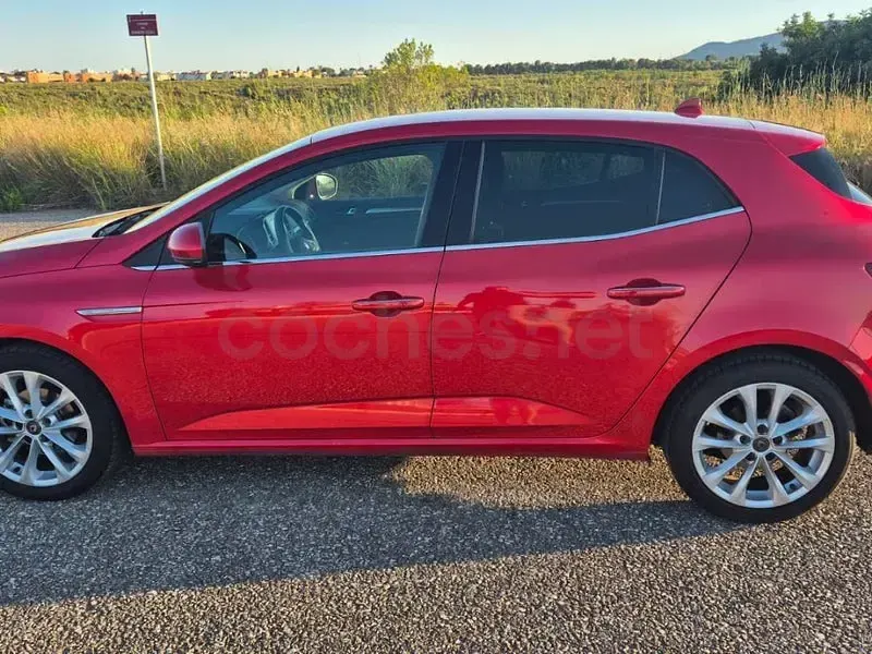 Usado Renault Mégane IV Zen 140 CV (102 kW) 2019 Rojo Berlina
