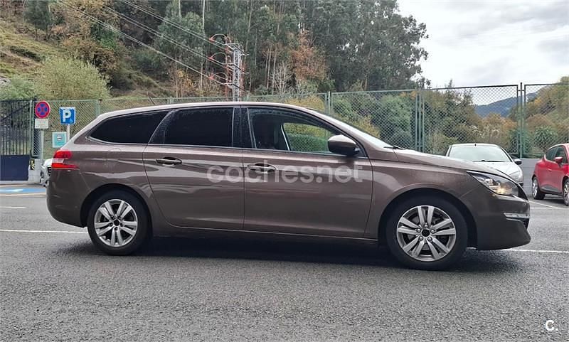 Usado Peugeot 308 SW Active 120 CV (88 kW) 2015 Beige Familiar