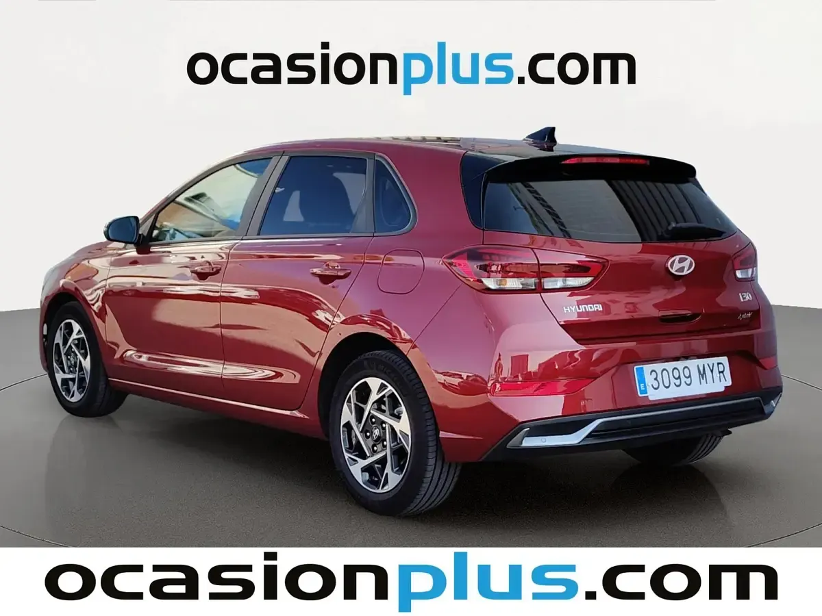 Usado Hyundai i30 100 CV (73 kW) 2025 Rojo Utilitario