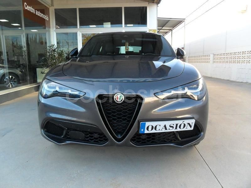Usado Alfa Romeo Stelvio Sprint 160 CV (117 kW) 2023 Gris / plata SUV