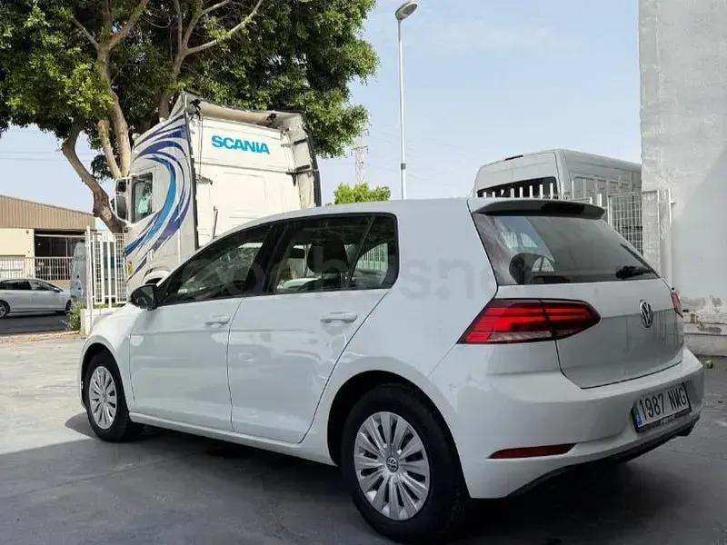 Usado VW Golf VII Edition 110 CV (80 kW) 2018 Blanco Familiar