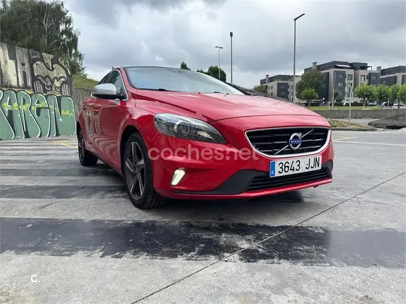 Usado Volvo V40 R-Design Momentum 150 CV (110 kW) 2015 Rojo Berlina