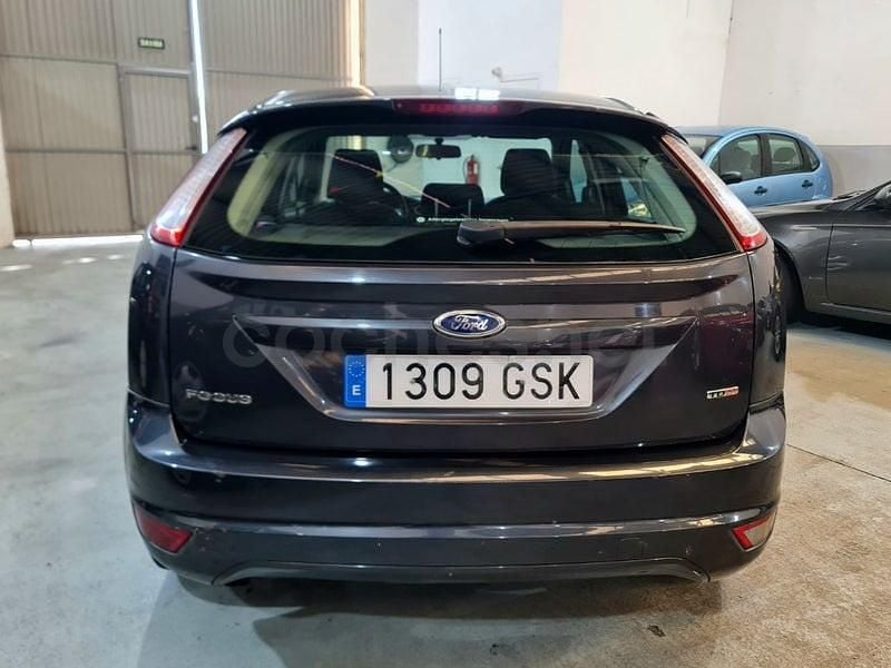 Usado Ford Focus Trend 109 CV (80 kW) 2010 Gris / plata Berlina