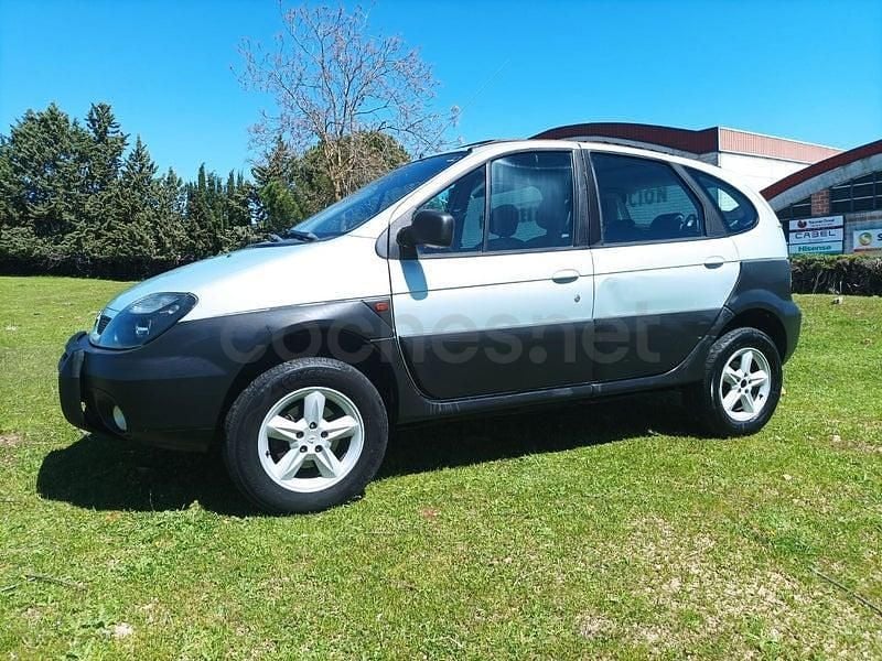 Usado Renault Scénic Privilege 120 CV (88 kW) 2003 Beige Monovolumen