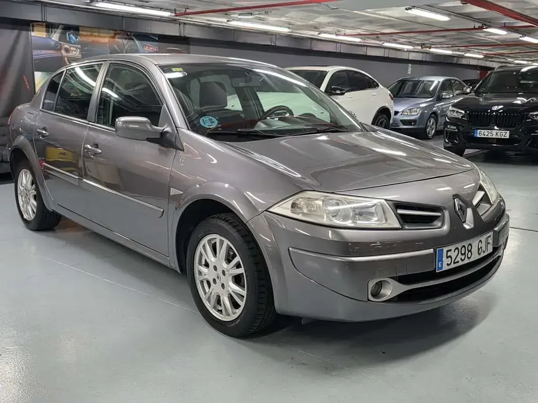 Usado Renault Mégane Dynamique 110 CV (80 kW) 2008 Gris / plata Berlina