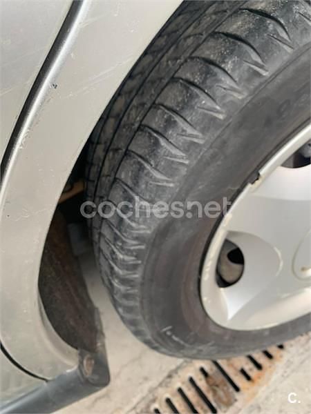 Usado Ford Focus Ambiente 100 CV (73 kW) 2001 Azul Berlina